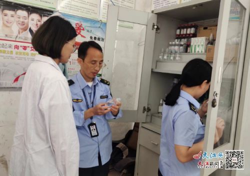 護航高考 崇仁縣市場監(jiān)管局開展食品藥品安全監(jiān)督檢查 圖